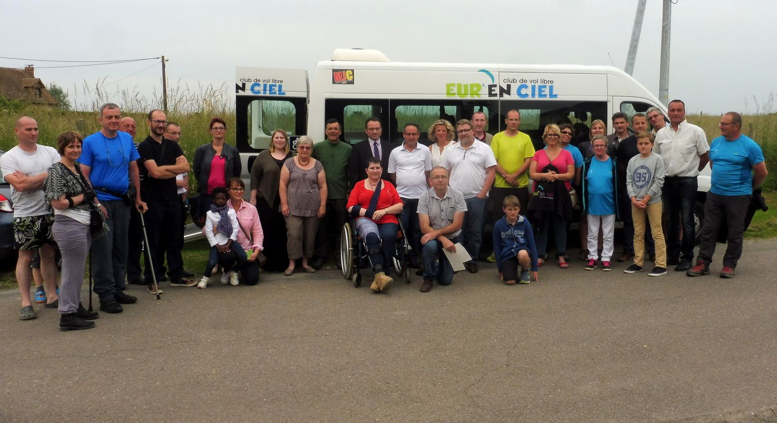 Image Vols Handiciel à Daubeuf La Campagne et cérémonie autour du Minibus