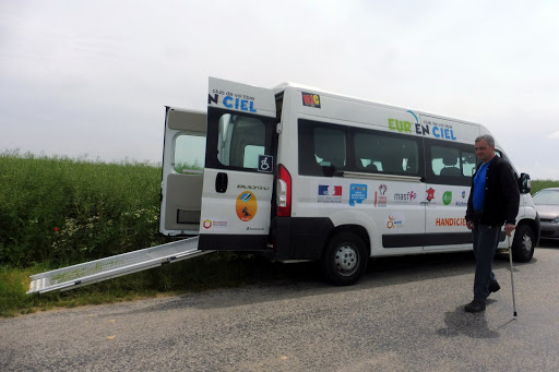 Image Vols Handiciel à Daubeuf La Campagne et cérémonie autour du Minibus